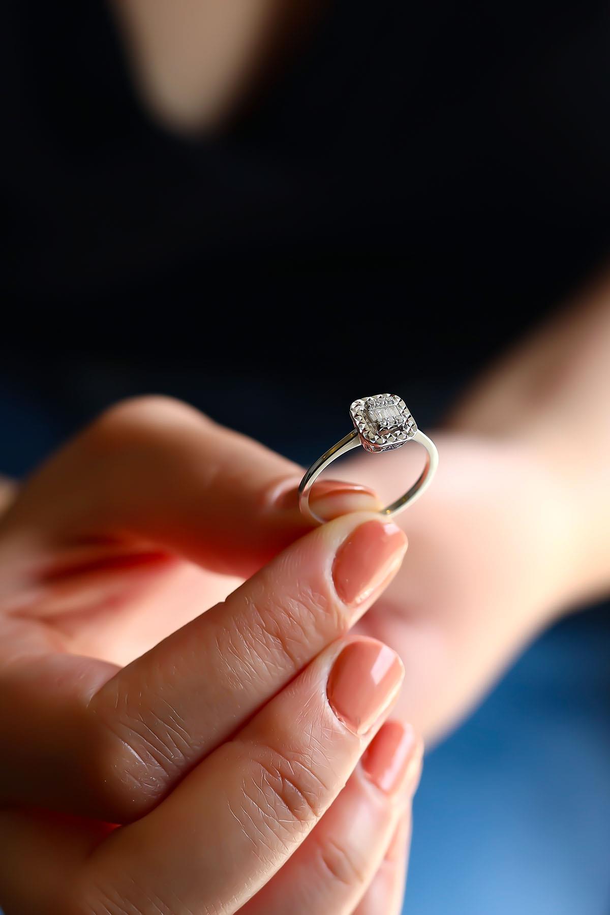 0.08 Karat Baget Pırlanta Yüzük 0.08 Karat Baget Pırlanta Yüzük