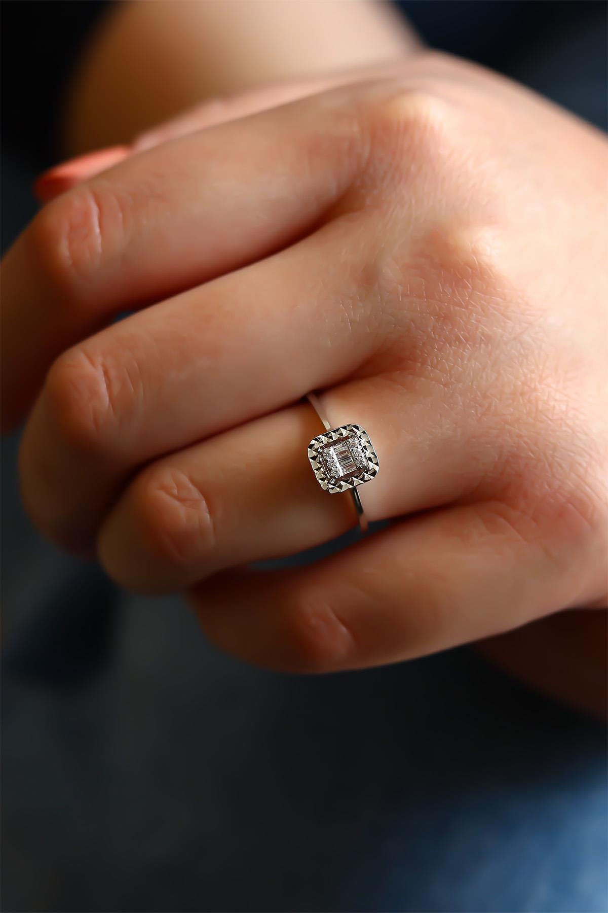 0.08 Karat Baget Pırlanta Yüzük 0.08 Karat Baget Pırlanta Yüzük