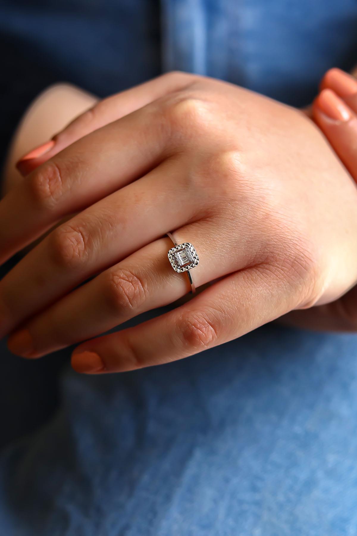 0.08 Karat Baget Pırlanta Yüzük 0.08 Karat Baget Pırlanta Yüzük