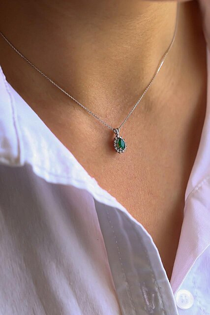 0,13 Karat Pırlanta Baget Kolye