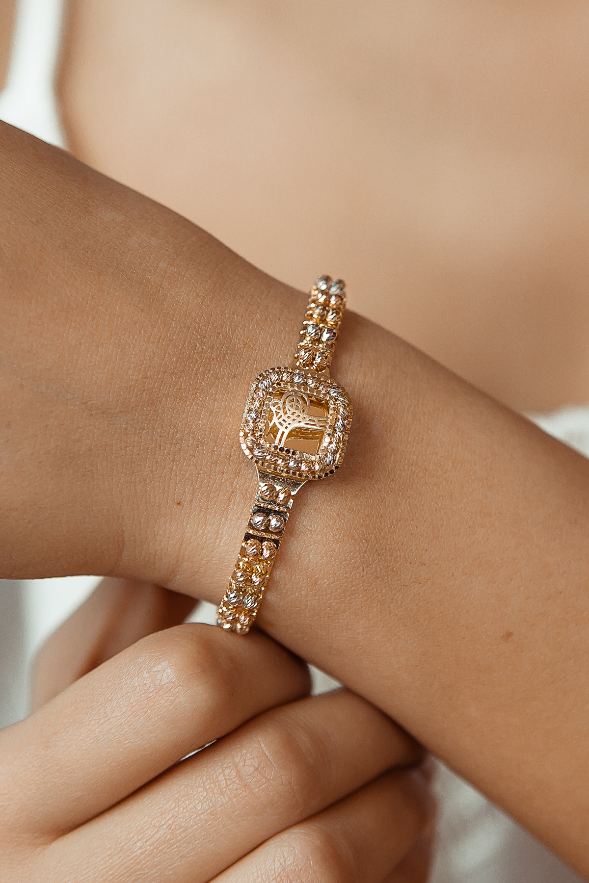 14 Ayar Ayar Dorica Toplu Tuğralı Bilezik 14 Ayar Ayar Dorica Toplu Tuğralı Bilezik