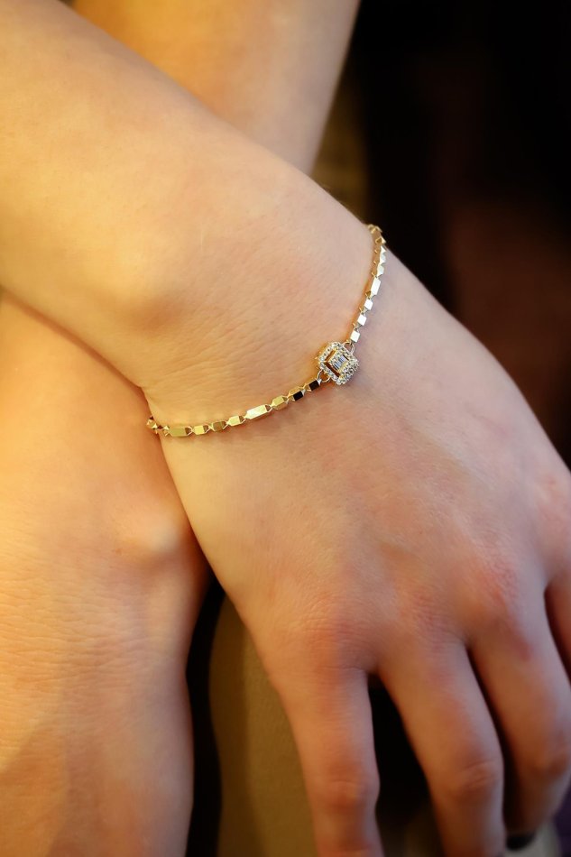 Küp Detaylı Baget Altın Bileklik (2)