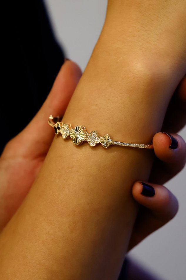 Taş Detaylı Yonca Altın Bileklik (1)