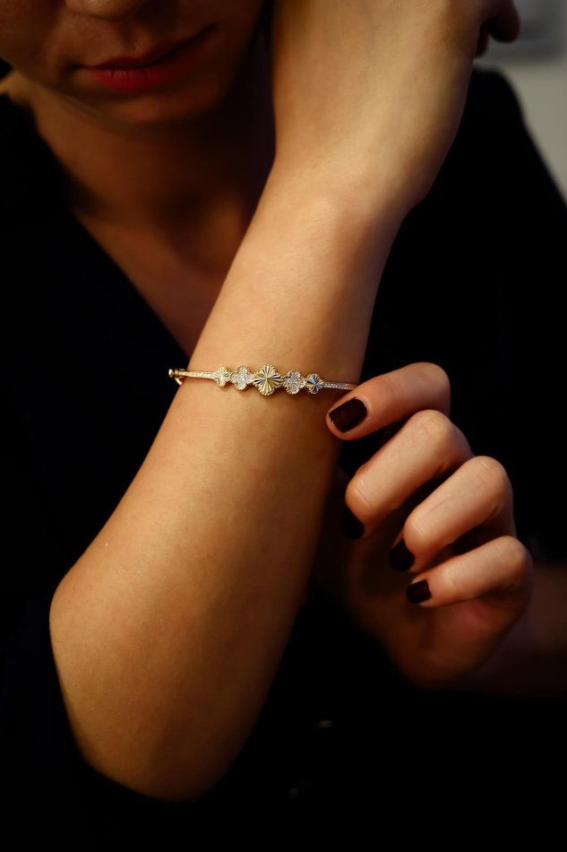 Taş Detaylı Yonca Altın Bileklik (4)